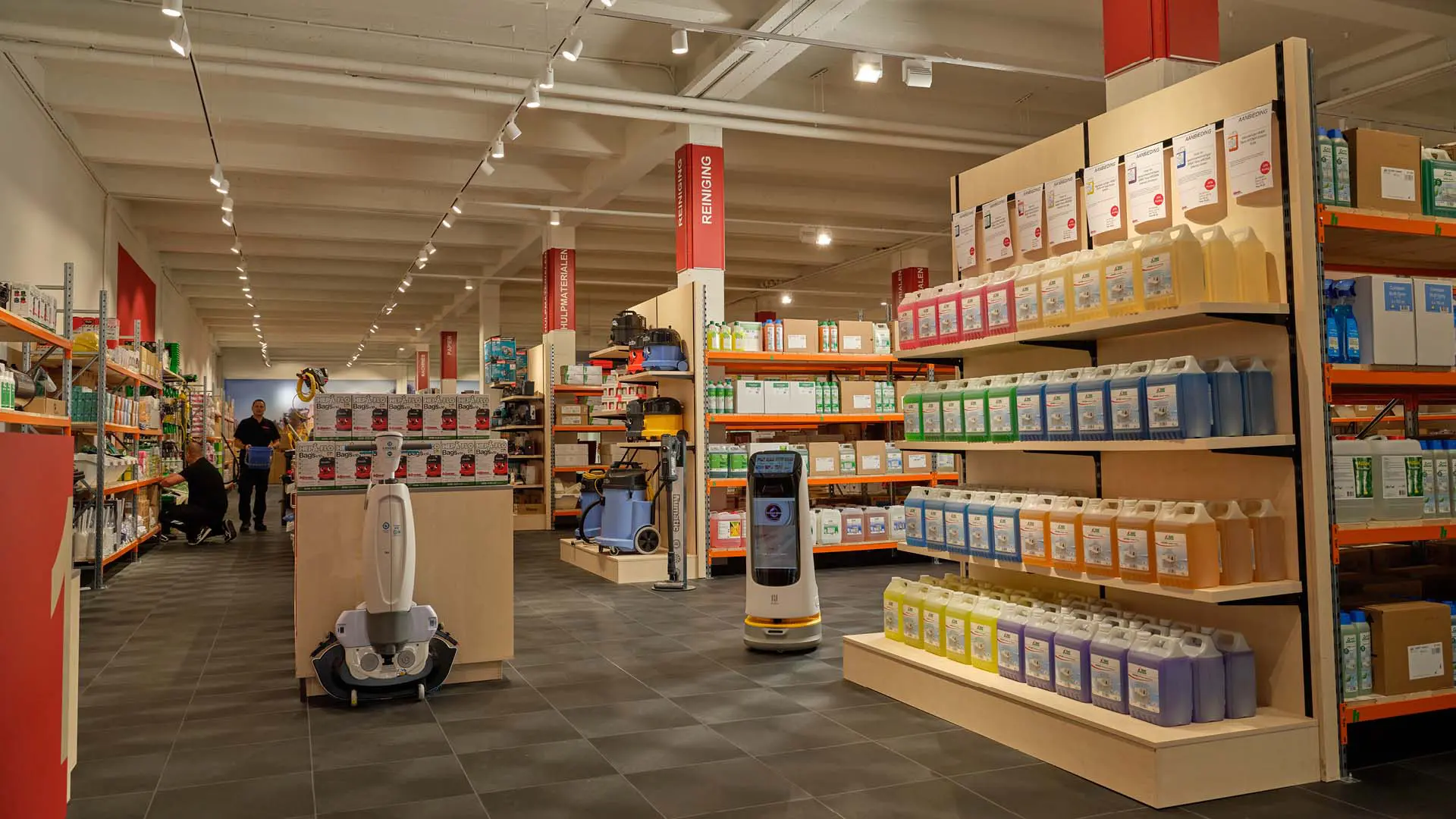 Hijman winkel โ overzichtelijke stellingen met schoonmaakartikelen Stellingen met dozen in de schoonmaak groothandel winkel van Hijman, overzichtelijk ingericht in warme sfeer