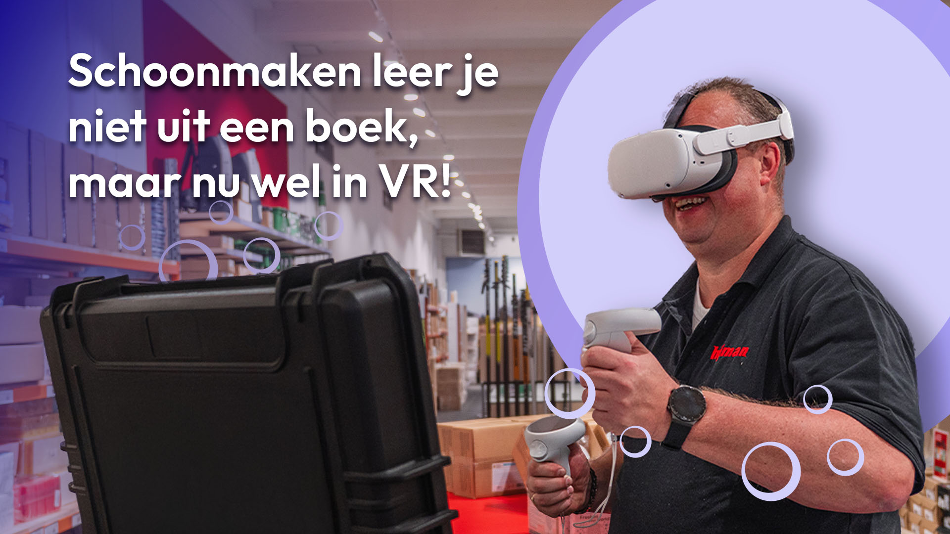 “Medewerker volgt een VR-training met behulp van een virtualrealitybril voor het veilig en efficiënt aanleren van schoonmaaktaken.”