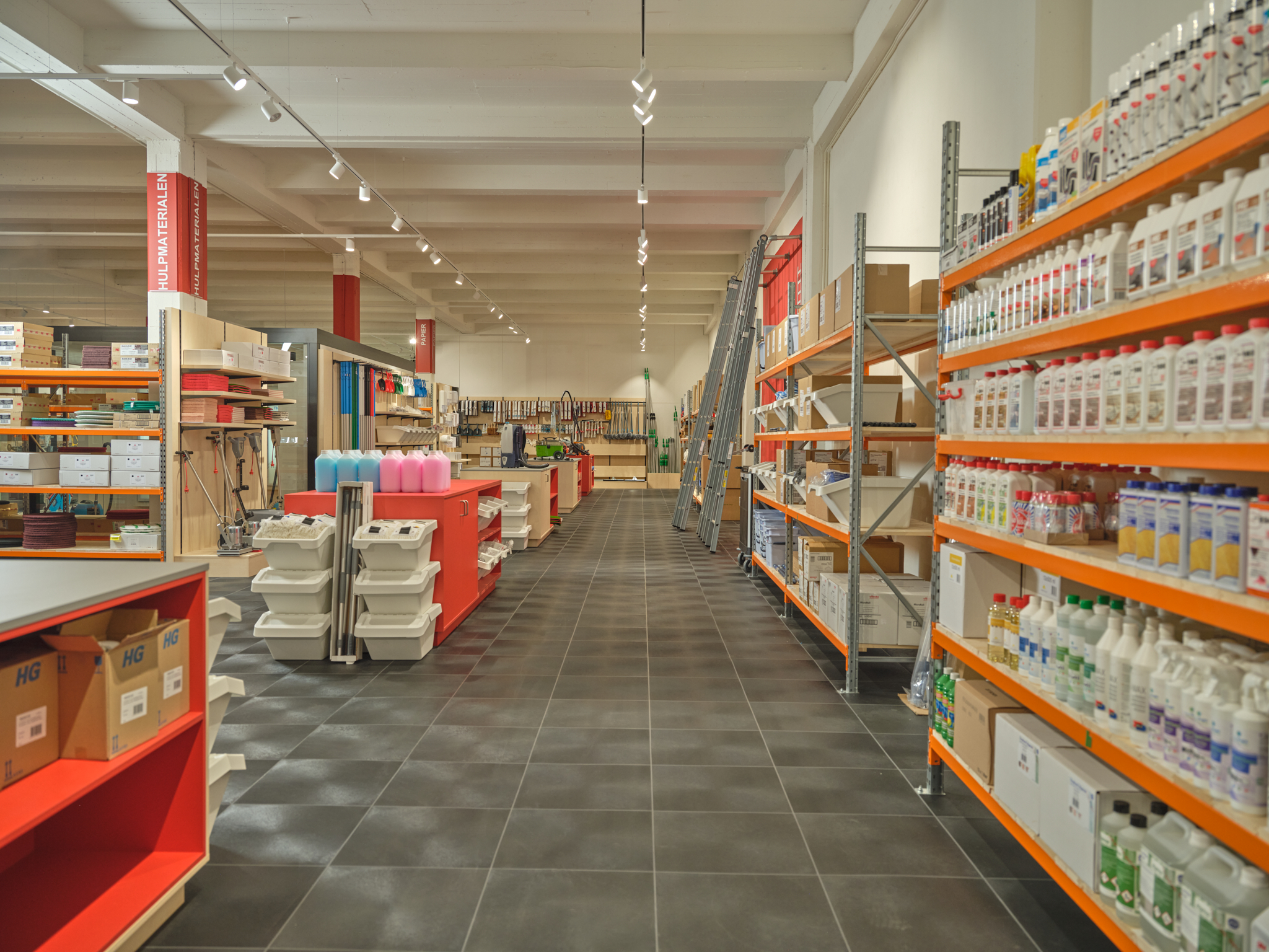 Hijman winkel in Amsterdam met overzichtelijke schappen vol schoonmaakartikelen en materialen.