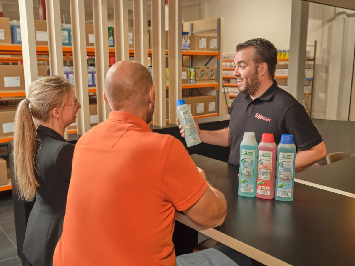 Schoonmaakexpert van Hijman geeft persoonlijk advies aan klanten in de showroom over professionele schoonmaakmiddelen.