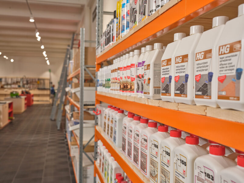 Schap met geordende professionele schoonmaakartikelen in Hijman showroom Amsterdam