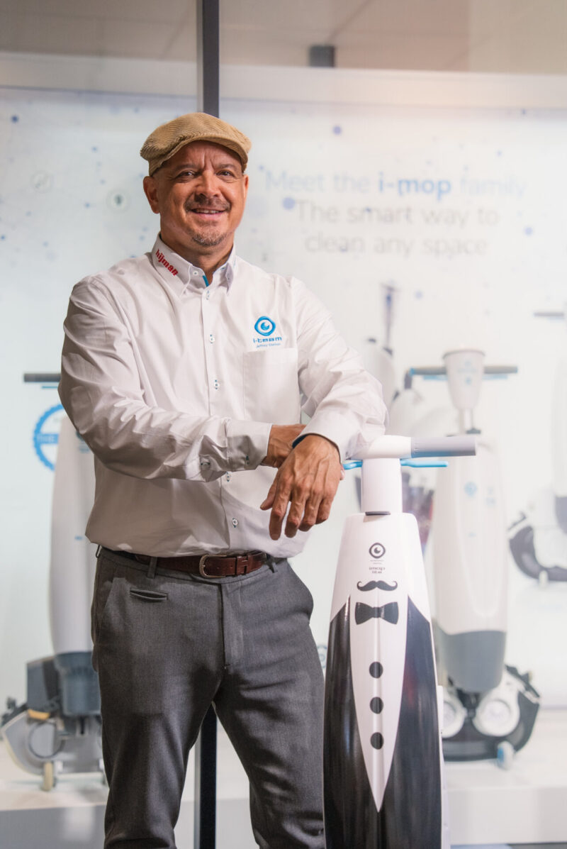 Jeffrey leunt nonchalant op een i-mop voor het i-Team hok in de Hijman winkel Amsterdam
